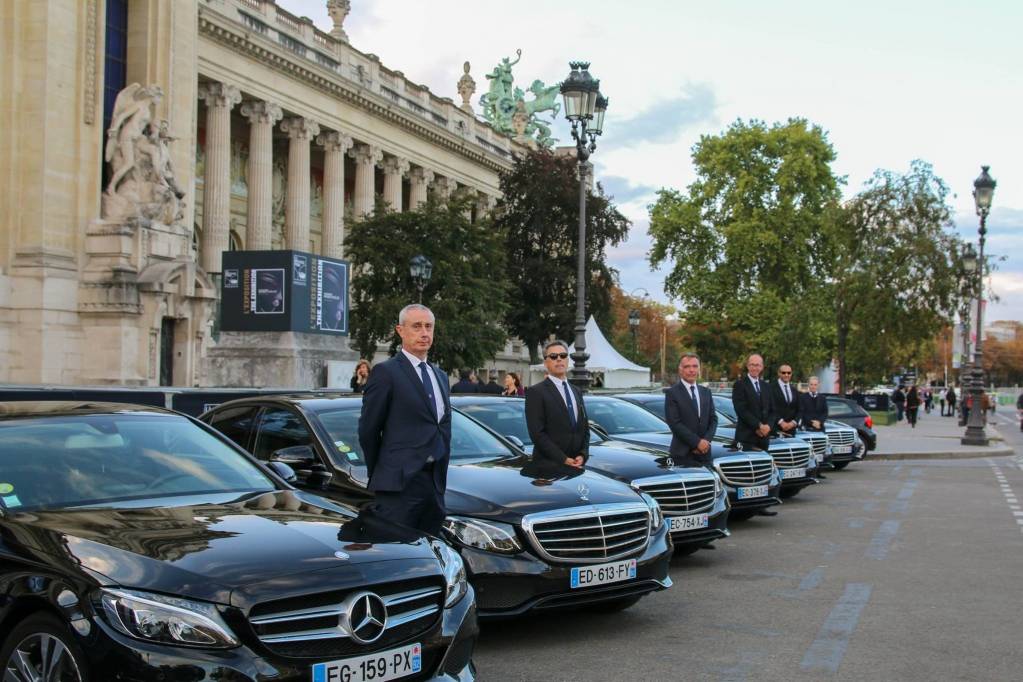 Chauffeurs de Chabé devant leurs limousines lors de la Biennale de Paris de 2017 - © Chabé